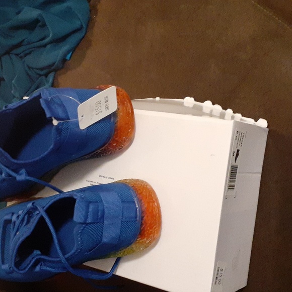 Sneakers - Picture 4 of 4